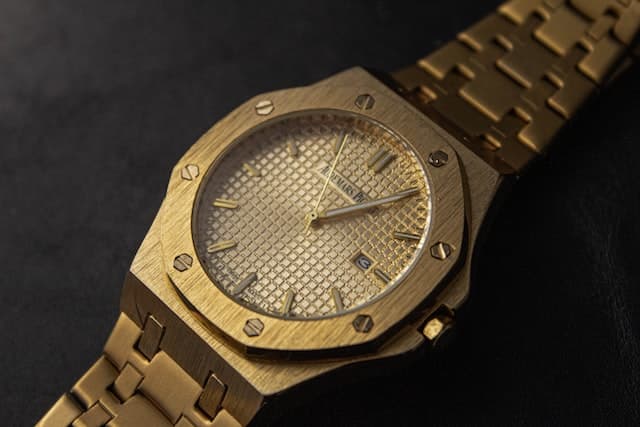 An Audemars Piguet golden watch with diamonds